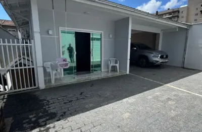 Linda casa com área de festas em excelente localização no itinga em araquari