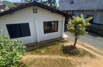 Charmosa casa com amplo terreno em ótima localização no iririú