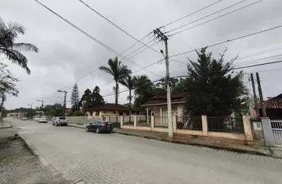 Linda casa com amplo terreno em excelente localização no vila nova