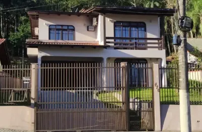 Lindo sobrado mobiliado com piscina em ótima localização no iririú