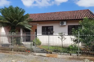 Linda e aconchegante casa em região tranquila no pirabeiraba