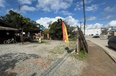 Amplo terreno com construções em excelente localização no paranaguamirim