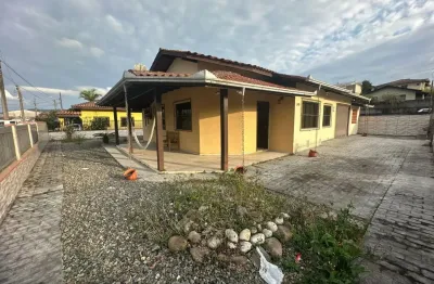 Linda casa semi mobiliada pronta para morar e bem localizada próxima a praia