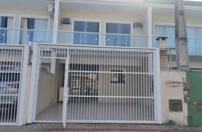 Aconchegante geminado próximo a praia de piçarras em itacolomi