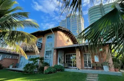 Belíssima casa de altíssimo padrão de frente pro mar no centro de piçarras