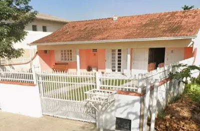 Aconchegante casa com amplo terreno e próximo a praia em meia praia