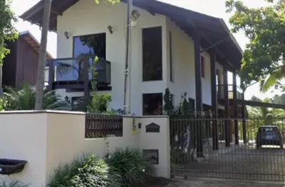 Linda casa de alto padrão pronta para morar em excelente localização