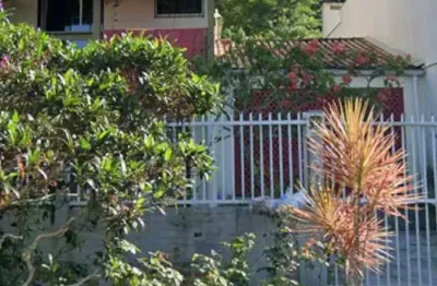 Linda casa em meio a natureza e próxima a praia no centro de penha