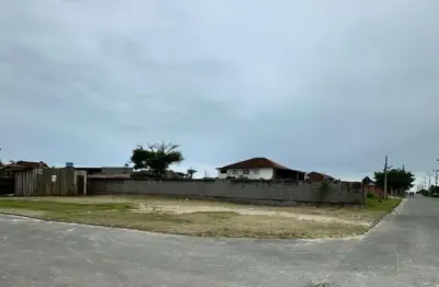 Amplo terreno de esquina em excelente localização na praia do ervino