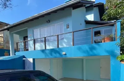 Linda casa com amplo terreno localizada no centro de bombinhas