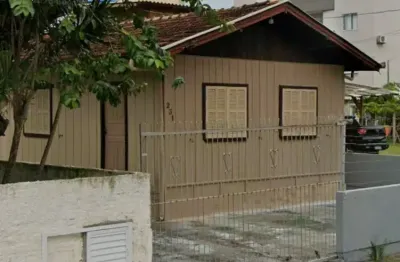 Aconchegante casa com edícula a poucos metros da praia de bombas