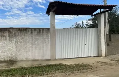 Linda e aconchegante chácara com piscina em localização tranquila