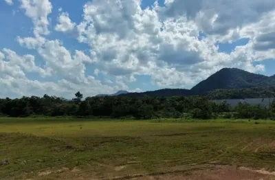 Amplo terreno pronto para construir ou investir em ótima localização