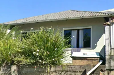 Linda Casa com Piscina em Excelente Localização no Nova Brasília em Joinville