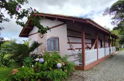 Lindo Sítio com Área de Festas e Piscina e Amplo Terreno na Barra do Itapocu