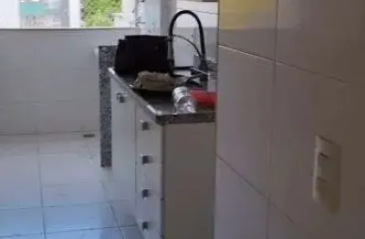 Alugo excelente 3 suítes na freguesia com armários na cozinha