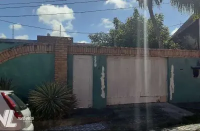 Casa em ponta negra com 300m² de área total - 157m² de área construída