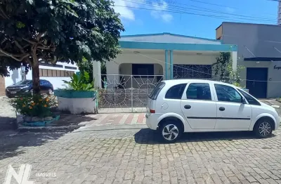 Casa no bairro do Tirol - com ótima localização - excelente para comercial e res