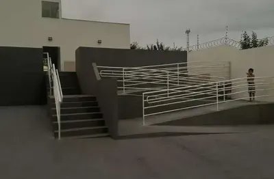 Prédio comercial novo com 15 salas e 20 vagas, a 5 minutos do aeroporto – centro