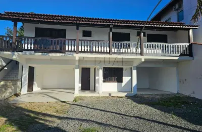 Casa com sala comercial no bairro tifa martins em jaraguá do sul