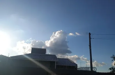 Casa com 03 quartos, suite, churrasqueira e garagem para 03 carros