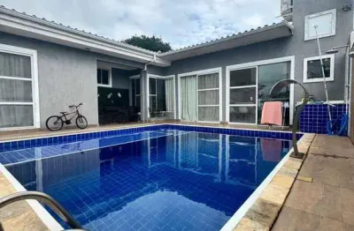 Excelente casa linear com piscina em condomínio em são pedro da aldeia !