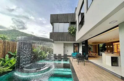 Casa em condomínio fechado com 4 quartos à venda na Avenida Rodesindo Pavan, Praia do Estaleiro, Balneário Camboriú