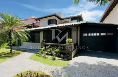 Casa à venda com 4 dormitórios e 2 suítes – 300m² de área construída
