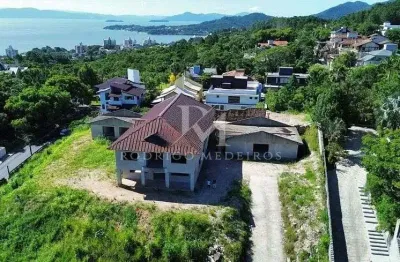 Mansão em construção com vista panorâmica para a baía norte no joão paulo, florianópolis