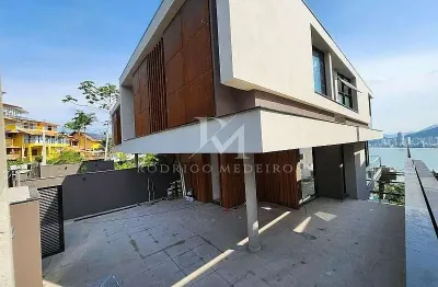 Mansão suspensa à venda em itapema-sc com 4 suítes e 376m²