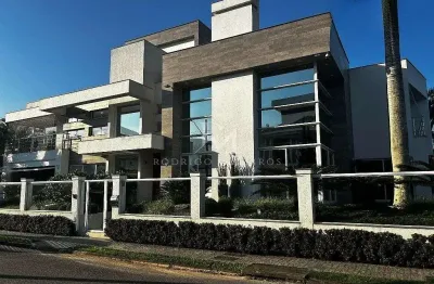 Casa mobiliada com 3 suítes em terreno amplo na Pedra Branca Palhoça/SC