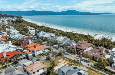 Terreno de esquina a poucos metros do mar em Jurerê Internacional, Florianópolis
