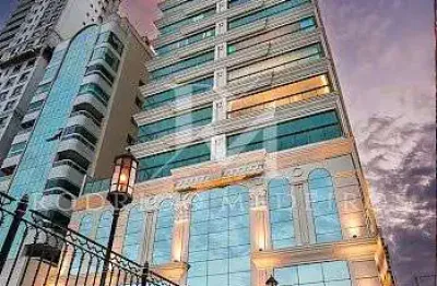 Apartamento de 4 suítes de frente para o mar na Meia Praia, Itapema