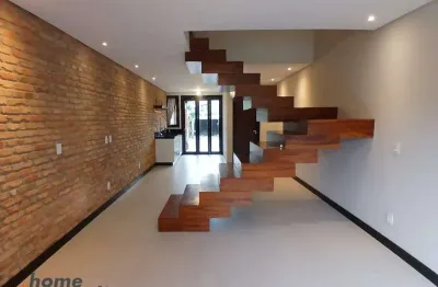 Geminado sobrado para alugar com 2 quartos, área gourmet e terreno amplo no bairro iririú por r$2.800,00 com taxas inclusas