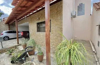 Casa - 04 qts. - 01 suíte - 03 banheiros - 04vg. - 220m² r$1.095.000