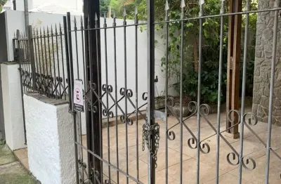 Excelente imóvel para moradia e/ou comercio, pois se encontra em um bairro estratégico do campo belo. no imóvel consta um consultório odontológico pronto para trabalho e também uma excelente casa para