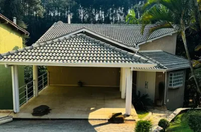 Casa em condominío fechado com piscina e com studio acústico  com ar condicionado