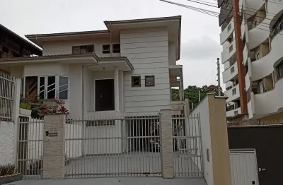 Excelente sobrado no anita garibaldi com quatro quartos e cinco vagas de garagem!