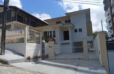Excelente sobrado triplex  no anita garibaldi com quatro quartos e cinco vagas de garagem!