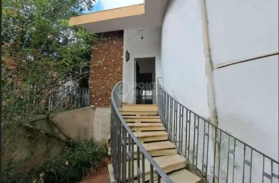 Casa com 3 dormitórios, excelente quintal para venda no jardim aeroporto