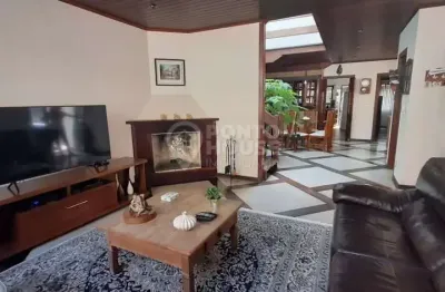 Sobrado  04 dormitórios, 02 suítes, quintal gourmet, 04 vagas em chácara inglesa