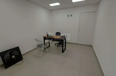 Conjunto comercial à venda com 3 salas, 2 banheiros, 1 vaga, copa com 49m².