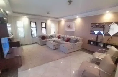 Casa no ipiranga com 192m², 4 dormitórios, 2 suítes, 4 banheiros e 4 vagas.