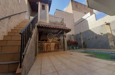 Sobrado de 224m² à venda no bairro saúde, 3 suítes e 5 vagas.