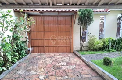 Casa assobradada à venda de 298m², 3 dormitórios, 1 suíte e 2 vagas