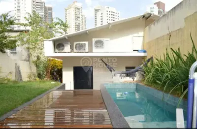 Casa com quintal 2 suites 2 vagas  piscina churrasqueira totalmente reformada.