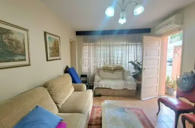 Sobrado à venda de 168m², 3 dormitórios, 4 banheiros, 2 salas e 1 vaga