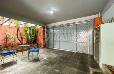 Sobrado à venda na Vila Mariana com 3 dormitórios, suíte, 4 vagas e quintal