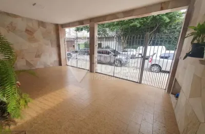 Casa térrea, 3 dormitórios + 5 casas independentes nos fundos; próximo ao metrô