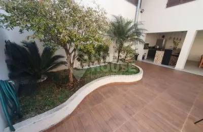 Casa à venda  ou locação no bairro saúde, 4 dormitórios e 3 vagas; reformada